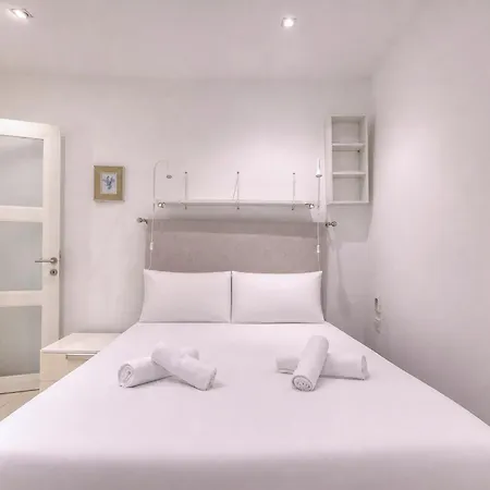 Stylish 2 Bedroom With Balcony Steps To Seafront 斯利马
