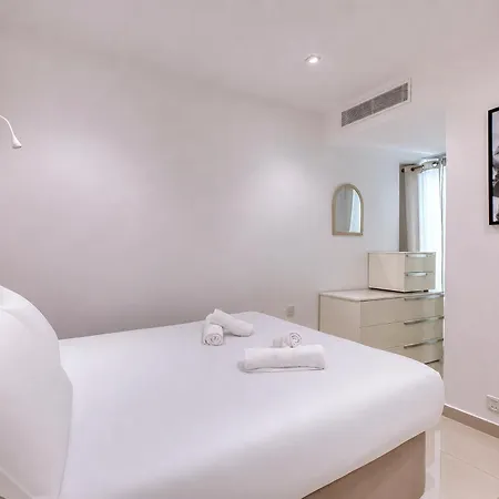 Stylish 2 Bedroom With Balcony Steps To Seafront 公寓
