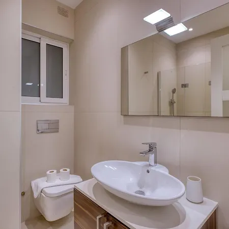 Stylish 2 Bedroom With Balcony Steps To Seafront