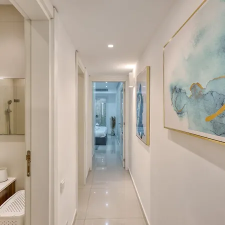 Stylish 2 Bedroom With Balcony Steps To Seafront *