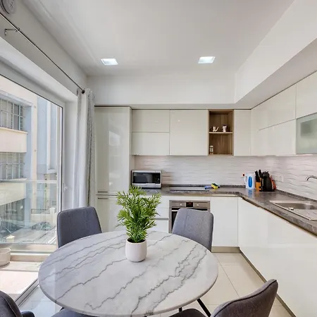 Stylish 2 Bedroom With Balcony Steps To Seafront * 斯利马