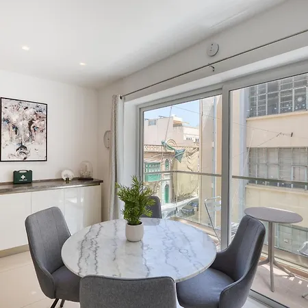 Stylish 2 Bedroom With Balcony Steps To Seafront 公寓