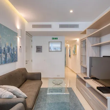 Stylish 2 Bedroom With Balcony Steps To Seafront *