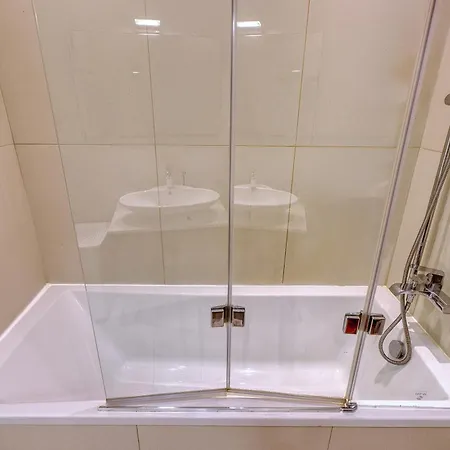 Stylish 2 Bedroom With Balcony Steps To Seafront 公寓 *