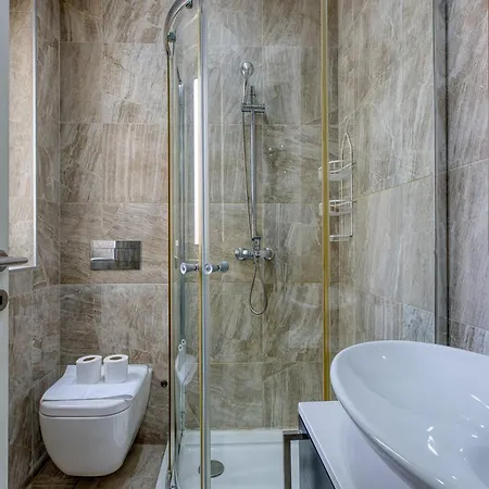 Stylish 2 Bedroom With Balcony Steps To Seafront 公寓 *