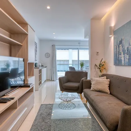 Stylish 2 Bedroom With Balcony Steps To Seafront * 斯利马