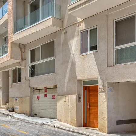 Stylish 2 Bedroom With Balcony Steps To Seafront *