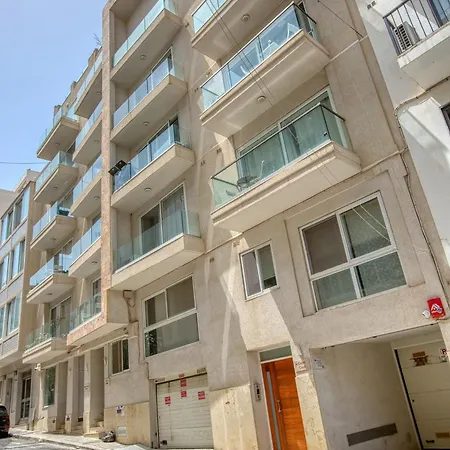 Stylish 2 Bedroom With Balcony Steps To Seafront